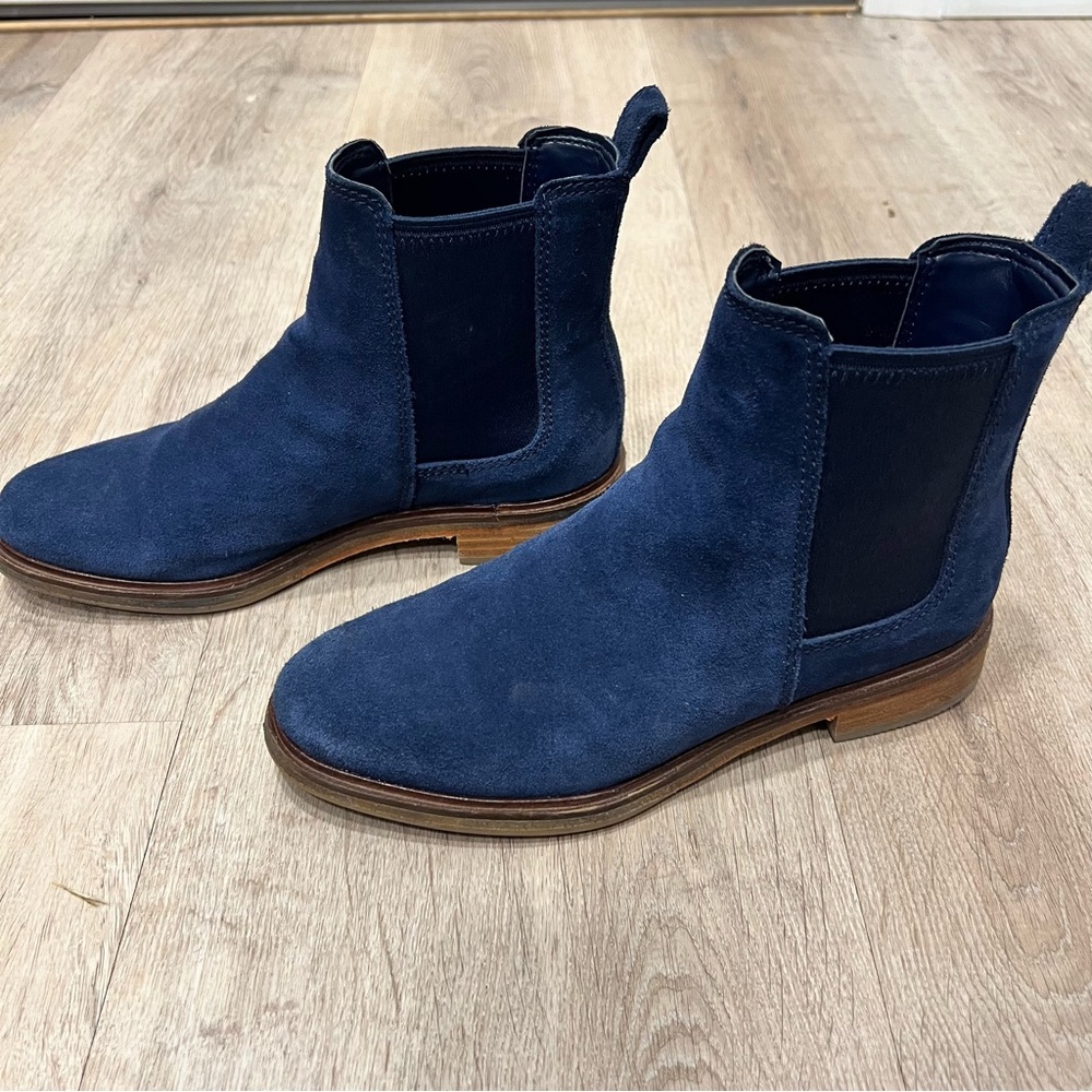 Clarkdale Arlo Navy Suede Boot 6M (Chelsea Boot)
